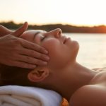 Les bienfaits insoupçonnés des massages du visage sous le soleil couchant