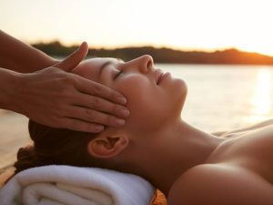 Les bienfaits insoupçonnés des massages du visage sous le soleil couchant