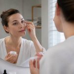 Comment choisir une crème contour des yeux efficace selon son type de peau et ses besoins anti-âge